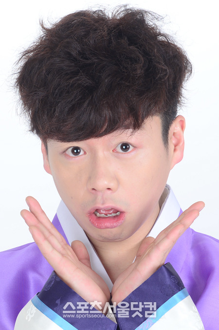 개콘 미모 담당입니다! 김대성이 깜찍한 표정을 짓고 있다. / 남윤호 기자