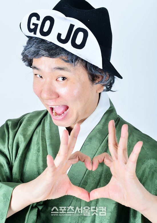 아이 세이 고 유 세이 조, 여러분 사랑해요. 고조할아버지 의상을 갖춰입은 박성호가 손하트를 그리고 있다. / 배정한 기자