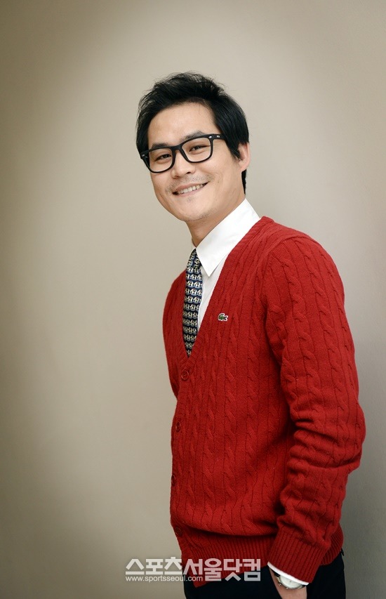 배우 김성균이 <더팩트> 카메라를 향해 밝게 웃고 있다. / 임영무 기자