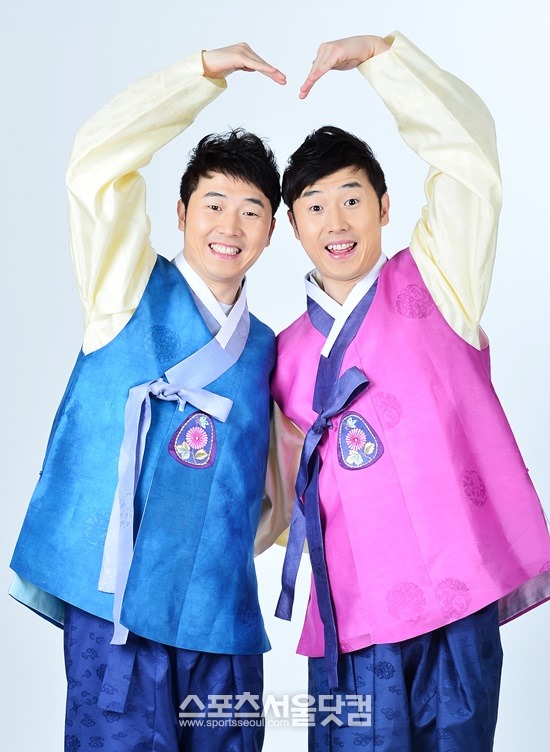 새해 쌍복 받으세요~ 이상호 이상민 형제가 하트를 그리며 <더팩트>에 새해 인사를 보내고 있다. / 배정한 기자
