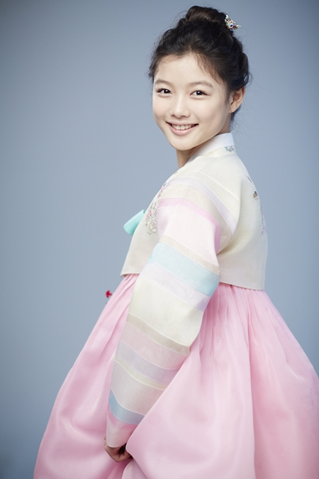 제 옷을 입은 것 같아서 기분이 좋아요. 구름 위를 둥둥! 김유정이 한복을 입고 행복한 듯 함박웃음을 짓고 있다. 올림머리와 화장기 없는 수수한 미소가 보는 이에게 절로 아빠 미소를 짓게 했다./싸이더스 제공