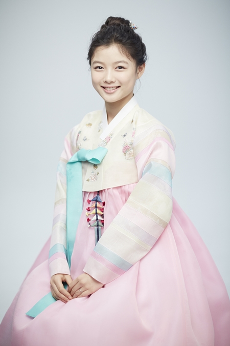 탑 오라버니, 나 한복 입었어요. 날래 문자 보내시오! 지난해 영화 동창생으로 빅뱅 탑과 남매로 호흡을 맞췄던 김유정이 <더팩트> 독자들을 위해 한복을 입고 새해 인사를 건넸다. /싸이더스 제공