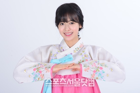 소녀 지우, 청순하게 세배 드립니다. KBS2 드라마 감격시대: 투신의 탄생에서 진세연의 아역 김옥련 역으로 열연했던 배우 지우가 <더팩트> 독자들을 위해 수줍게 세배를 하고 있다. /남윤호 기자