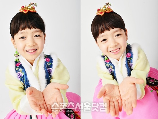 봉투 봉투 열렸네~! 불편한 꽃신도 신고 열심히 절을 했으니 세뱃돈을 달라고 당당하게 요구하는 강지우./배정한 기자