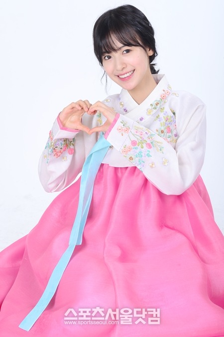 독자 여러분~ 2014년 새해엔 저처럼 귀여운 여자 친구 만나세요. 지우에게 애교있는 포즈를 요청하자 부끄러운 표정도 잠시, 손으로 하트를 만들어 보이며 활짝 웃었다. 지우의 하트에 카메라 셔터는 더욱 바쁘게 움직였다./남윤호 기자