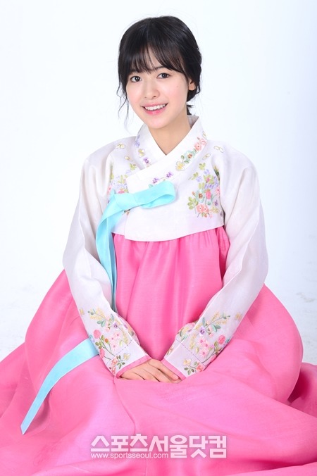 지우 씨, 시집가도 되겠어요! 다소곳한 포즈로 앉아 카메라를 응시하는 지우. 시종일관 밝은 미소와 조근조근한 말투로 현장 분위기를 밝게 하는 그 덕택에 이날 분위기는 화기애애. 지우의 아름다운 외모 또한 분위기를 달구는 데 한 몫했다./남윤호 기자