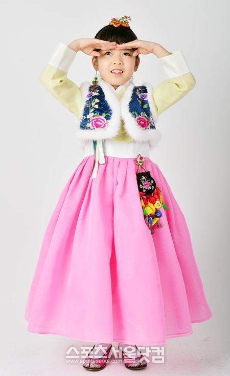 영차! 강지우 세배드려요. 그런데 이렇게 하는 거 맞나요? 엉거주춤한 포즈로 세배를 하는 강지우. 사실 강지우는 촬영 내내 치마에 가려 보이지 않는 예쁜 꽃신을 강조하고 싶어 이 포즈를 기다렸다고 한다./배정한 기자