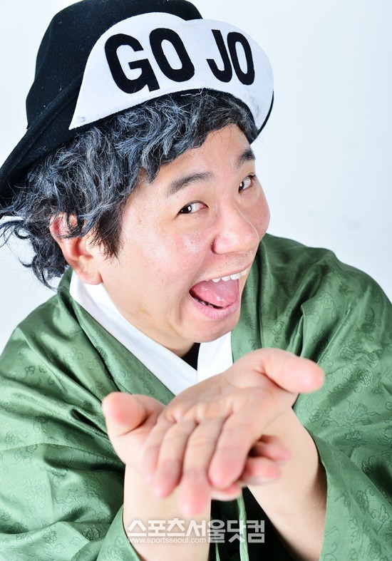 인생은 아흔부터야, 나도 용돈 좀.  박성호가 새해 복 많이 받으세요라고 새해 인사를 건네고 있다. / 배정한 기자