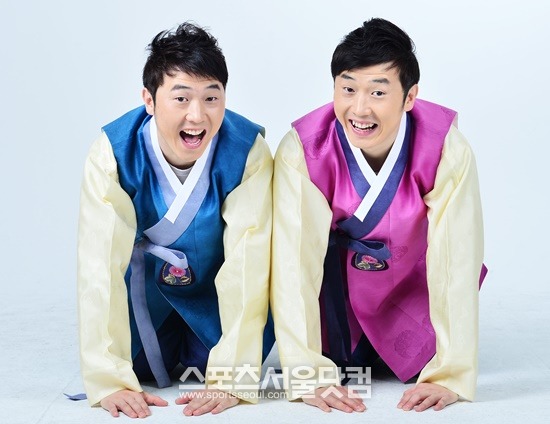 대박대박 대박사건! 쌍둥이들 절 받으세요~ 쌍둥이 개그맨 이상호 이상민이 큰절을 올리고 있다. / 배정한 기자