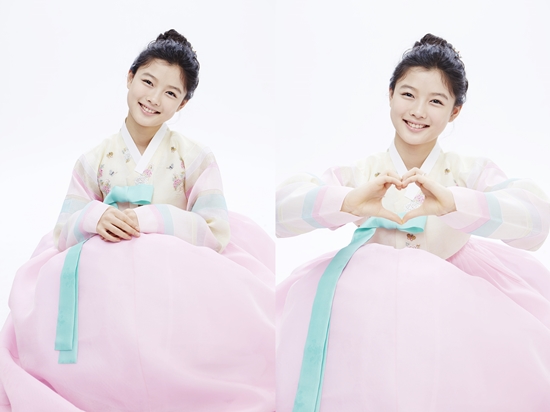 독자 여러분~유정이가 다시 한번 해품달의 허연우로 변신했어요. 2012년 종영한 MBC 드라마 해를 품은 달에서 한가인의 아역 허연우로 열연했던 김유정은 오랜 기간 한복을 입고 촬영을 한 경험이 있어 이번 한복 촬영도 어색하지 않은 듯 자연스러운 포즈와 표정을 보여줬다./싸이더스 제공