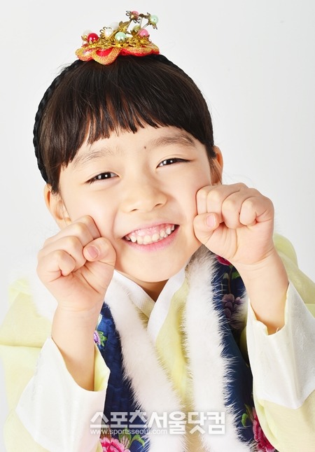 기자 아저씨~뿌잉뿌잉! 촬영 끝나면 저랑 숨바꼭질하고 놀아요! 강지우의 필살 애교  그의 눈 웃음에 웃음이 떠날 줄 몰랐던 촬영이 끝나자 현장에 있던 취재진은 아쉬움을 감추지 못했다./배정한 기자