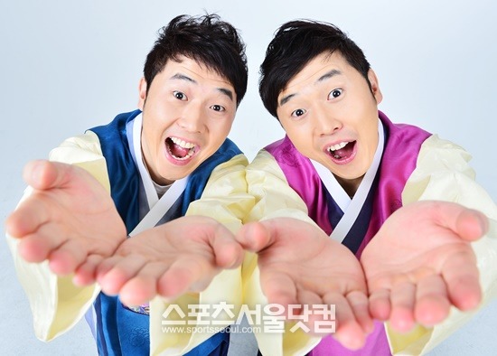 저희 쌍둥이니까 세뱃돈도 두배로 주셔야하는거 아시죠? 이상호 이상민이 손을 내밀며 능청스러운 표정을 지어 보이고 있다. / 배정한 기자