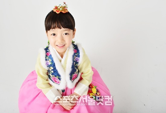 저 사실 한글 못 읽어요. 아무튼 귀여운 강지우 입니다. 엄마와 사이좋게 지하철을 타고 스튜디오를 찾았다는 강지우. 한동안 숨바꼭질 놀이를 하더니 카메라를 들이대자 얌전하게 두 손을 모은다./배정한 기자