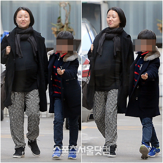 남편 박지만 회장의 서울 강남구 논현동 EG 회사에 들렀다가 집으로 향하는 서향희 변호사와 큰 아들 세현 군. 세현 군이 환한 미소를 지으며 임신한 서 변호사를 경호하듯 한 손을 그의 허리에 두르고 차로 안내하고 있다. /논현동=이새롬 기자