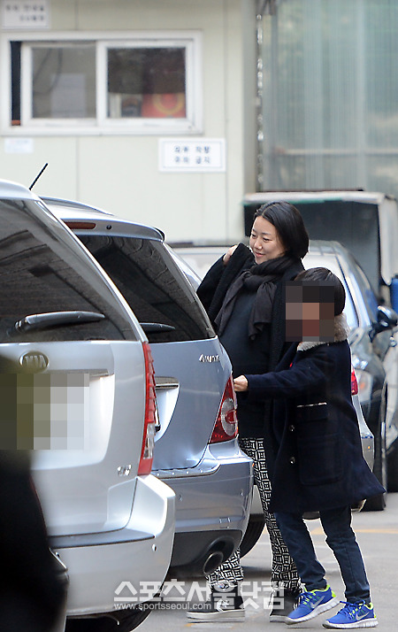 서향희 변호사가 차에 오르는 것을 돕는 큰 아들 세현 군. /이새롬 기자