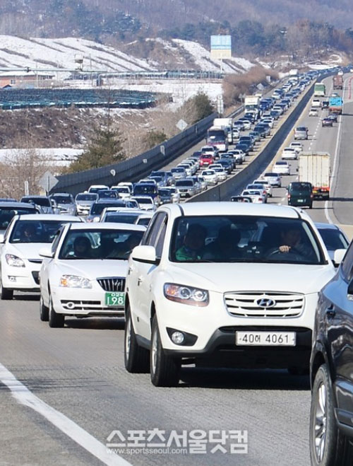 오토인사이드에 따르면 어른 2명, 아이 2명의 4인 가족이 귀성길에 오를 경우 승용차가 고속버스나 KTX보다 가장 비용이 적게 든다./더팩트DB
