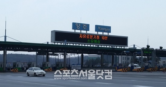 설 연휴 대규모 귀성행렬이 몰릴 것으로 예상되는 고속도로 톨게이트. 대다수 톨게이트에서 하이패스 기능이 없는 일반카드로 통행료 결제가 되지 않는 상황이라 이용객의 불편이 가중되고 있다. / 더팩트 DB