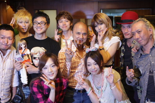 오고은(오른쪽 위 세번 째)이 말레이시아 행사 때 지미 추와 함께 찍은 사진. 오고은은 말레이시아에서는 유명 인사가 코스프레 행사에 호스트를 하기도 한다고 말했다./스파이럴 캣츠 제공