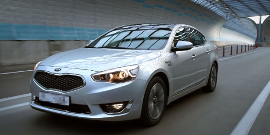 기아자동차 K7 하이브리드는 준대형 차급에도 16.0km/ℓ의 높은 연비효율을 보인다./기아차 제공