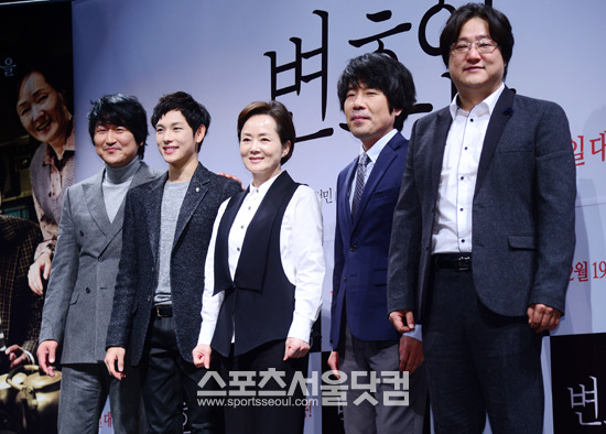 고 노무현 전 대통령을 모티브로 한 영화 변호인에 출연하는 송강호 임시완 김영애 오달수 곽도원(왼쪽부터)./남윤호 기자