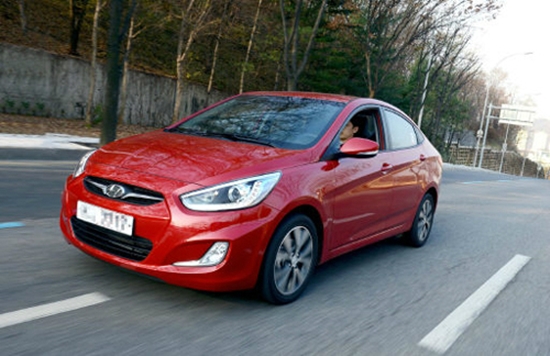 2014년형 1.4 가솔린 엔진이 탑재된 현대자동차 엑센트는 14.1km/ℓ의 연비를 자랑한다./현대차 제공