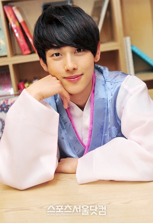 지난 2012년 새해 인사 겸 <더팩트>과 만난 임시완. 2년 사이 임시완은 훌쩍 커서 연기돌의 일인자가 돼 있었다./문병희 기자