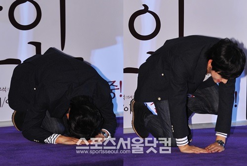 지난 20일 있었던 변호인 천만 관객 무대 인사에서 관객에게 큰 절을 올리고 있는 임시완./김슬기인턴기자