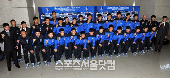 홍명보 감독이 이끄는 한국 축구 대표팀이 2일 캘리포니아주 카슨 스텁헙 센터에서 열리고 있는 친선경기에서 북중미 최강 미국에 선제 골을 허용했다. / 인천국제공항=김슬기 인턴기자