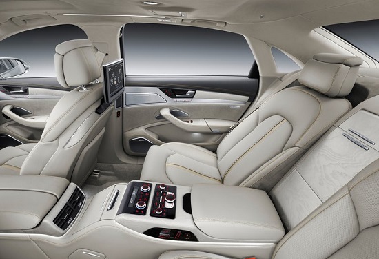 아우디 A8L은 마사지 기능이 내장된 릴랙세이션 시트(Relaxation seat)가 장착됐으며, 한글인식 터치패드와 한국형 순정 내비게이션, 뒷좌석 전용 모니터 등의 다양한 편의장비도 장착돼 있다./아우디 코리아 제공