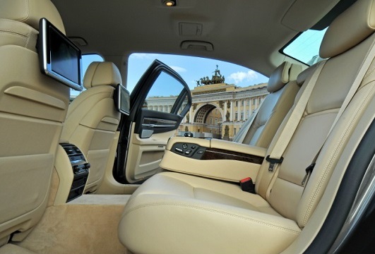 BMW 750Li는 부드러운 재질의 가죽 시트에 다리를 뻗을 수 있는 공간을 확보했다. 또 9.2인치 모니터가 갖춰줘 오디오나 DMB 등을 시청할 수 있는 편의시설을 갖췄다./BMW 코리아 제공