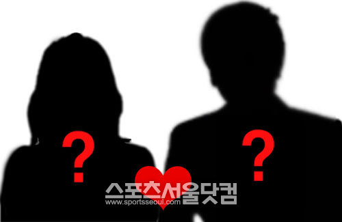 비행 중인 비행기 안에서 성관계를 한 커플이 경찰에 체포됐다.