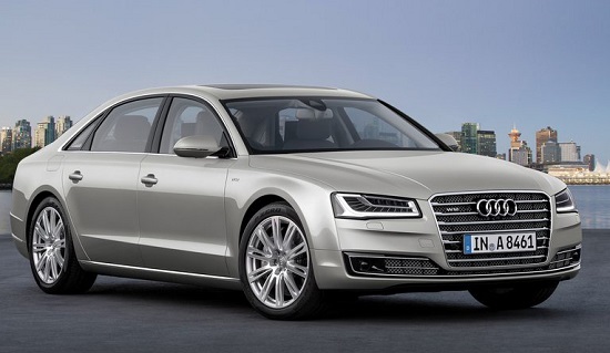 아우디의 플래그십 세단인 A8L 4.2 TDI 콰트로는 쿠페형 루파 라인의 실루엣과 풀 LED 헤드라이트 등의 디자인이 적용됐다. 특히 일반형보다 130mm 긴 롱 휠베이스 모델로 늘어난 길이만큼 늘씬한 외관을 자랑한다./아우디 코리아 제공