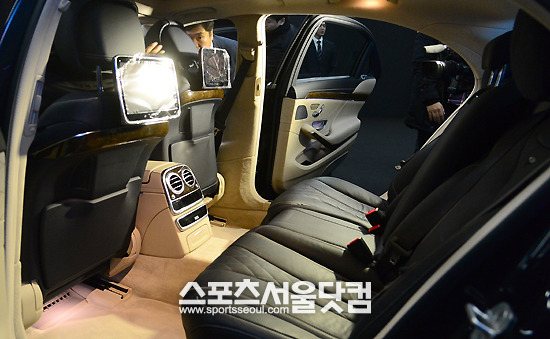 벤츠 뉴 S500L은 등받이는 물론 비행기 좌석처럼 다리 받침대도 조절할 수 있다. 탑승자의 피로 감소를 위해 에너자이징 마사지기능을 갖췄으며 최상의 사운드를 고려해 설계한 부메스터오디오 등이 탑재됐다./더팩트 DB