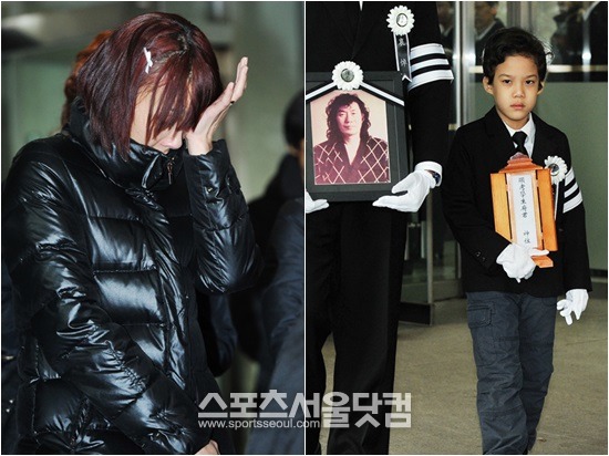 고 서병후 씨 발인에서 며느리인 윤미래(왼쪽)와 손자 서조단 군이 슬픔을 감추지 못하고 있다. / 김슬기 인턴기자