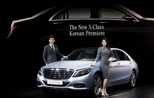 벤츠 뉴 S500L는 중후하면서 벤츠만의 세련된 디자인이 돋보이는 플래그십 세단이다. 중앙에서 양단으로 대담하게 이어지는 날렵한 전면부 그릴 디자인은 메르세데스-벤츠 뉴 S클래스를 더욱 위엄 있고 역동적으로 표현했다./메르세데스-벤츠 제공