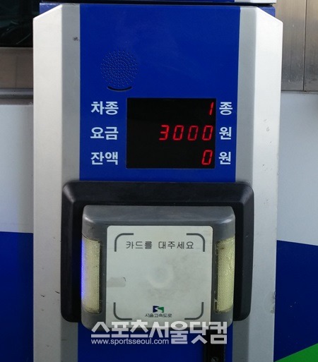 고속도로 통행료 결제를 하이패스와 현금으로만 제한해 운전자들의 불편이 가중되고 있다. 지난 몇년간 이같은 문제가 계속 제기됐지만 크게 개선된 사항은 없다. / 더팩트 DB