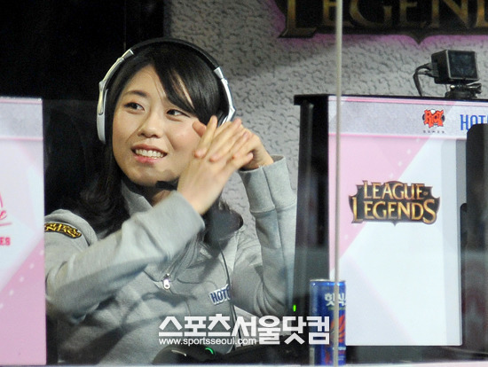 롤챔스 2대 버프걸 이세진, 경기 시작 전 손목 풀기는 필수죠!