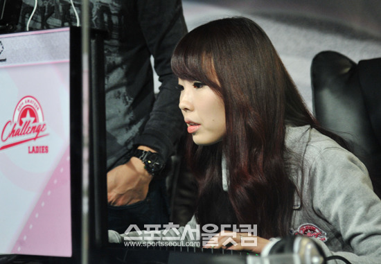 1대 버프걸 맹솔지가 ‘온게임넷 리그오브레전드 아마추어 챌린지 레이디스 이벤트 전을 앞두고 모니터에 열중하고 있다./용산=김슬기 인턴기자