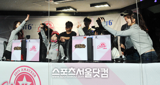 OGN 요정이 진영 선택을 위한 가위바위보 승리를 위해 사전 연습을 하고 있다./용산=김슬기 인턴기자