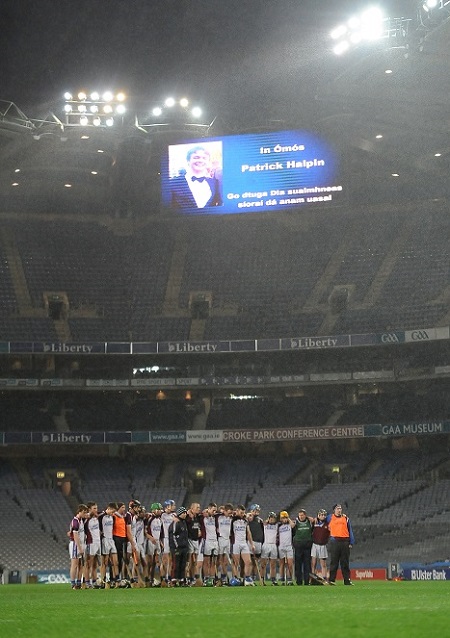 코크 파크에서 열린 칸네이디마-레이트림과 로워 이니스티오지의 헐링 챔피언십에서 선수들이 경기장 중앙에 모여 시체로 발견된 아일랜드 청년 패트릭 헬핀을 위해 묵념을 하고 있다. / 유럽 언론 캡처