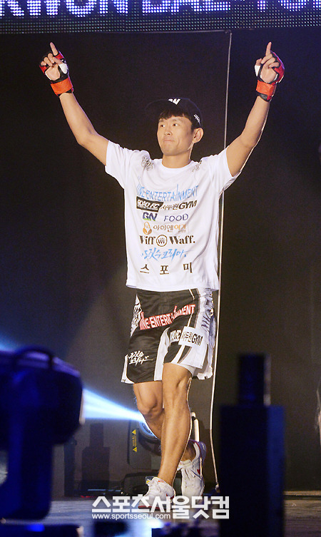 윤형빈이 데뷔전에서 다카야 츠쿠다에 1라운드 TKO 승리를 거뒀다.