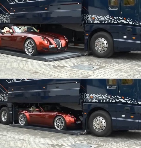 최근 유튜브에 자동차 안에 자동차를 수납하는 동영상이 올라왔다. 대형 차량은 캠핑카로 알려졌으며 독일의 RV 개조 전문 회사인 Volkner Mobil 사가 만들었다./유튜브 영상 캡처