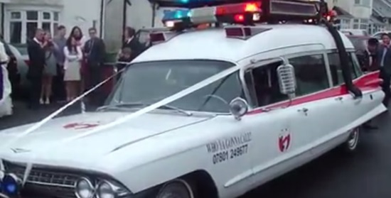 이색적인 웨딩카가 찍힌 동영상이 누리꾼들의 관심을 끌고 있다. / 유튜브 캡처