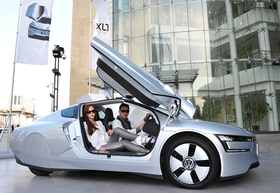 폭스바겐은 111.1km/ℓ 의 고연비를 자랑하는 양산형 디젤 플러그인 하이브리드카 XL1을 국내에 최초로 공개하고 오는 16일까지 로드쇼를 진행한다./폭스바겐 제공