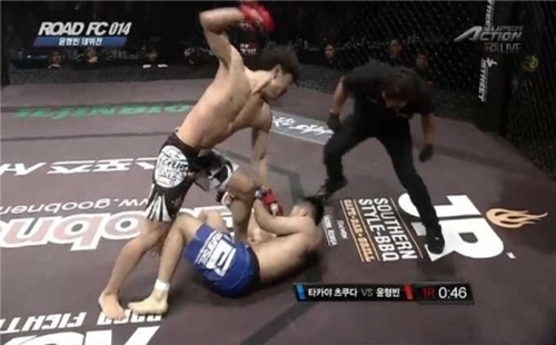 윤형빈이 매서운 한방으로 로드 FC 데뷔전에서 승리한 동영상에 반응이 뜨겁다. / 슈퍼액션 화면 캡처