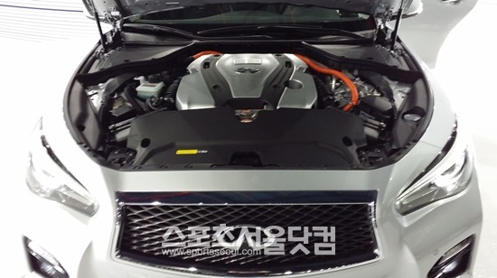 Q50S 하이브리드는 50kW(68마력) 전기모터와 3.5ℓ 6기통 가솔린 엔진(306마력)의 조합으로 모두 최대 출력 364마력의 성능을 발휘한다.