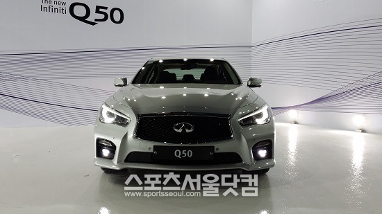 인피티니가 11일 출시한 Q50 전면부는 그물 패턴의 크롬 테투리를 채택해 3차원적 매력을 더욱 극대화했다./황준성 기자