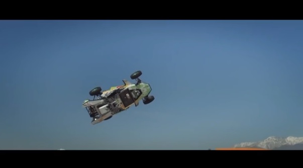 공중 3회전 묘기를 선보이는 자동차가 누리꾼들의 관심을 끌고 있다. / 유튜브 캡처