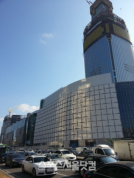 제2롯데월드 공사현장 바로 앞 잠실역 사거리는 수많은 차들이 도로를 가득 메우는 등 교통체증에 몸살을 앓고 있다.