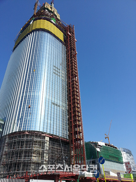 롯데물산이 공사 중인 잠실 제2롯데월드의 저층부 3개 동이 올해 상반기 안으로 완공을 앞두면서 안전사고에 대한 우려의 목소리가 나오고 있다. /잠실=서재근 기자
